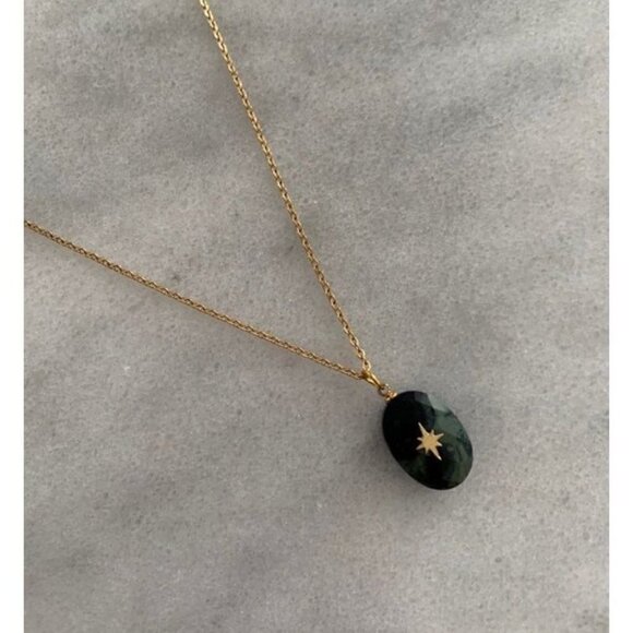 Gold Vintage Style Star Burst Pendant Necklace Brand New - Picture 3 of 4